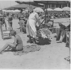 Viareggio - Vita balneare, venditrice di fiori cocanari