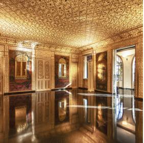 Interno della Sala degli Stucchi con pavimento in marmo nero di Mazy (Golzinne) e stucchi decorativi che ricoprono l’intera sala 