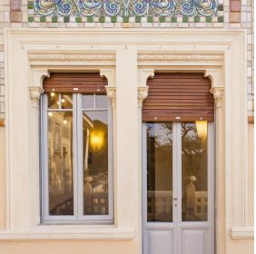 Ingresso sulla terrazza, con porta e finestra decorate da Galileo Chini 
