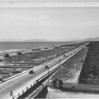 Un'immagine della mostra che raffigura un panorama di Pietrasanta