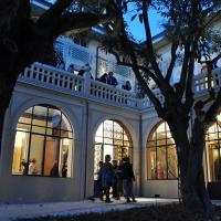 Immagine di Villa Argentina di sera
