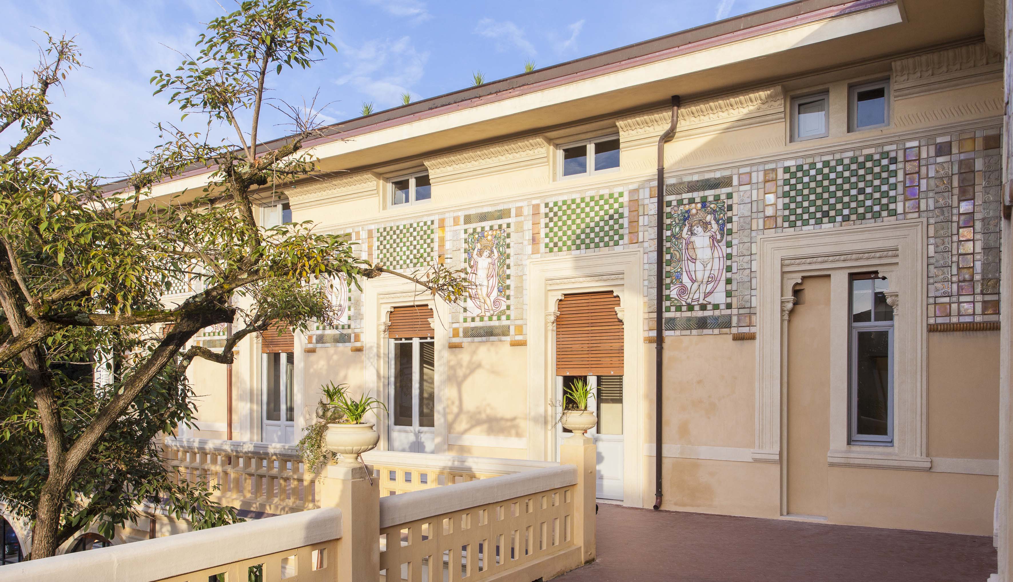 Terrazza di Villa Argentina con maioliche di Galileo Chini